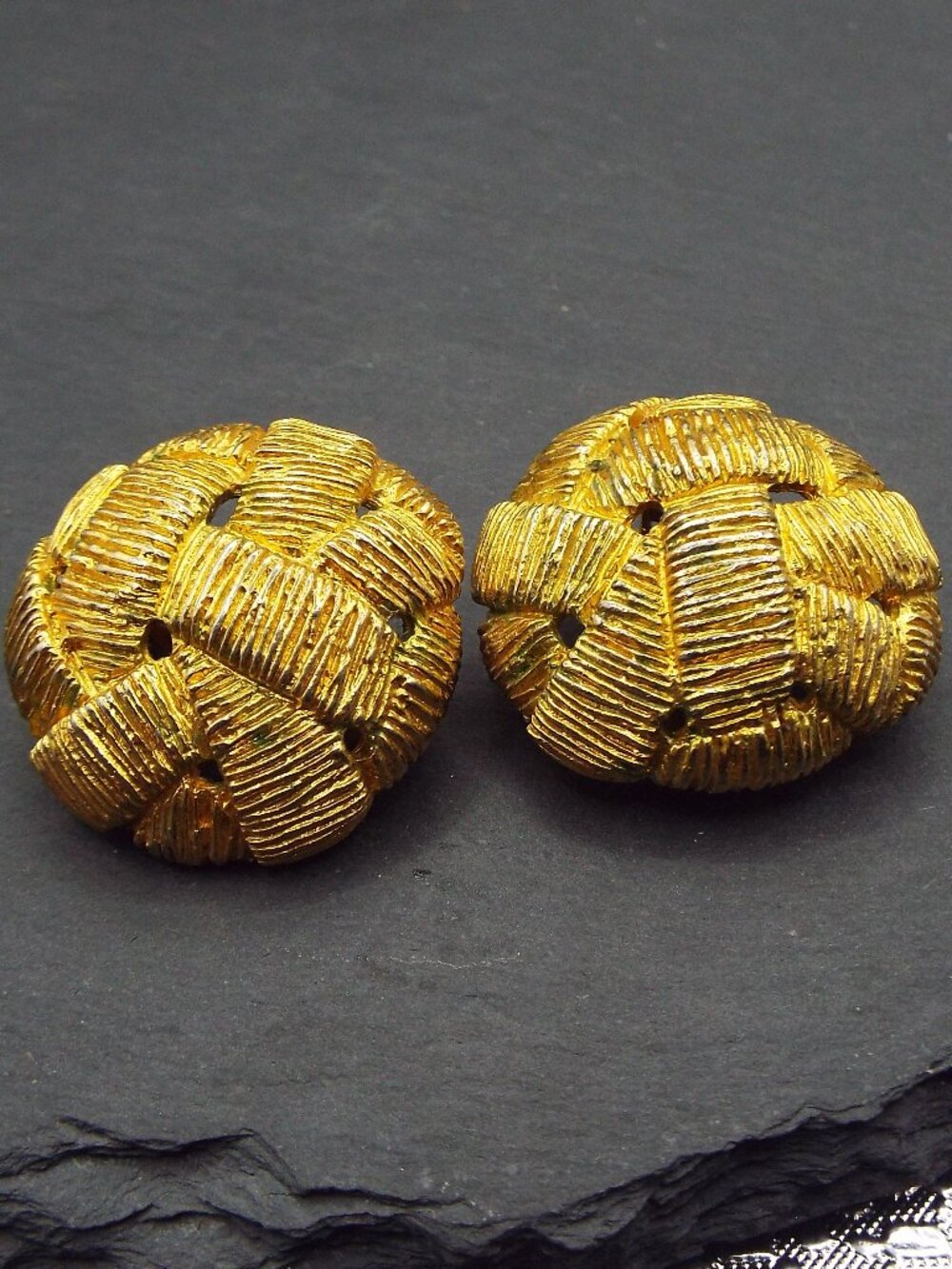 UNSIGNED NAPIER CLASSIC GOLDTONE BASKETWEAVE DOMED CLIP EARRINGS 69